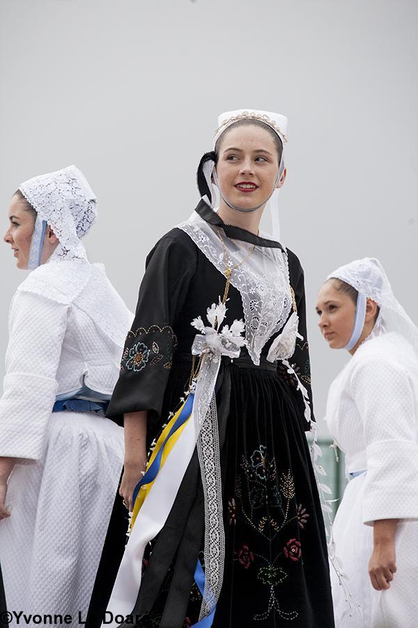 La reine de Cornouaille 2012  danseuse du Groupe de Plougastel Daoulas