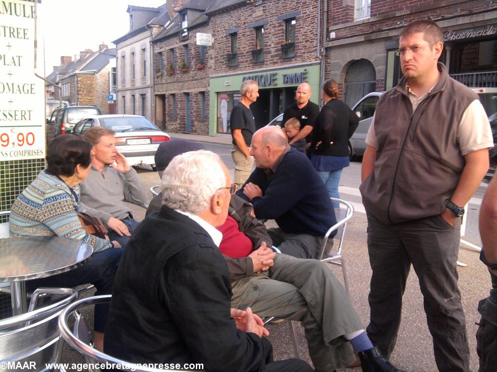 En attente devant Le perroquet