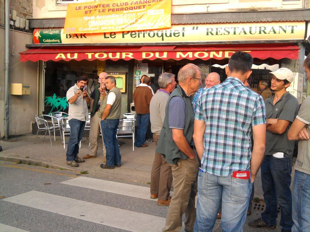 En attente devant Le perroquet