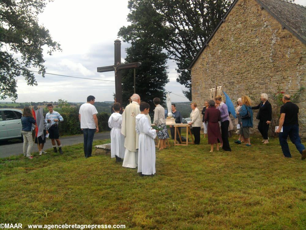 Arrêt de la procession à la croix