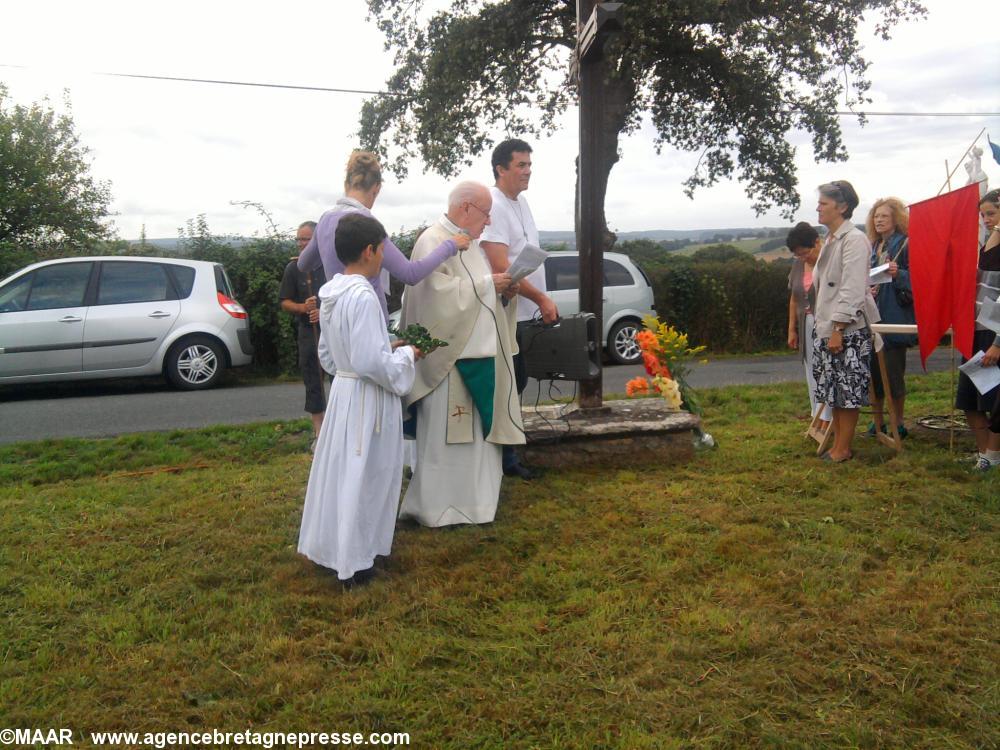 Arrêt de la procession à la croix