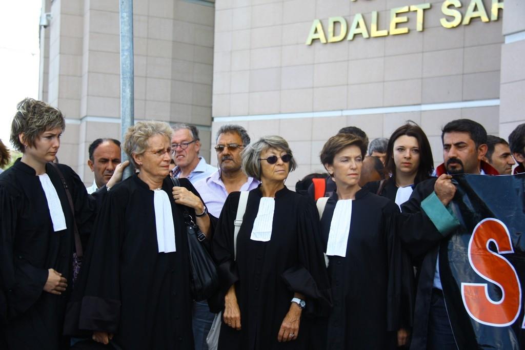 avocats  avocates devant le palais de Justice à Istanbul