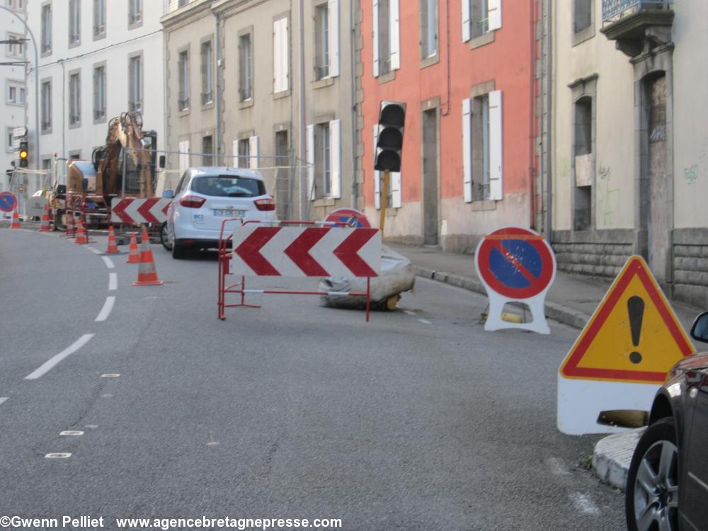 Circulation alternée - feux clignotants 
- rue de Douarnenez - Quimper - en venant 
du centre-ville