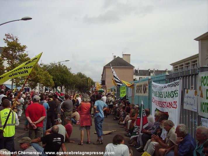 Rassemblement devant le tribunal de Sant-Nazer.