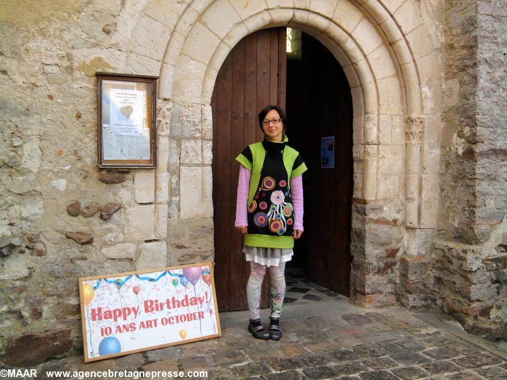 Valérie-Anne devant la porte de l'église de Bocé