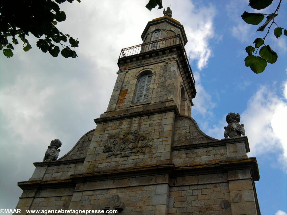 Vue partielle du fronton de la chapelle avec le clocheton et les deux pots à fleur