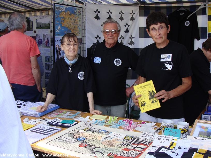 Le stand où sont présentés les cours de breton à Pornic. À droite leur instigatrice Marie-Thérèse Gorny avec des membres du Cercle. Fête bretonne de la Saint Gilles à Pornic 2011.