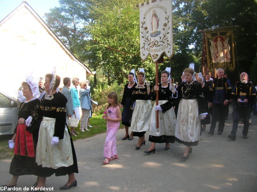 La procession et les bannières  les 
costumes