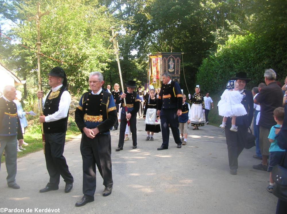 La procession  bannières et costumes