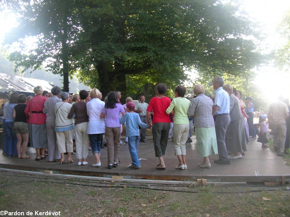 La gavotte dansée par les participants 
au fest-deiz