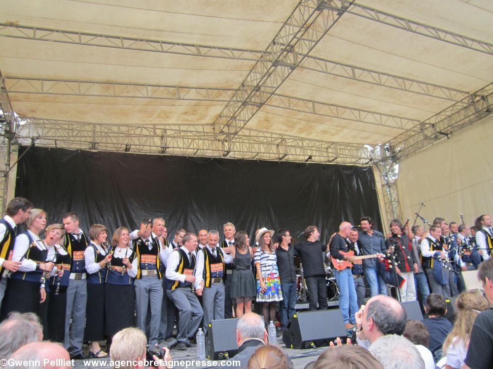 Dan ar Braz  ses musiciens  Morwenn Le 
Normand  Clarisse Lavanant et le Bagad 
Kemper  saluant le public en fin de 
concert