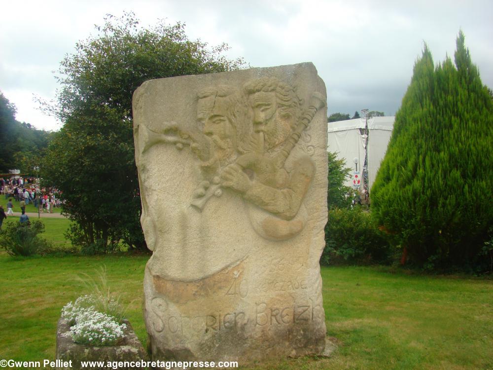 Stèle de 2 sonneurs de couple