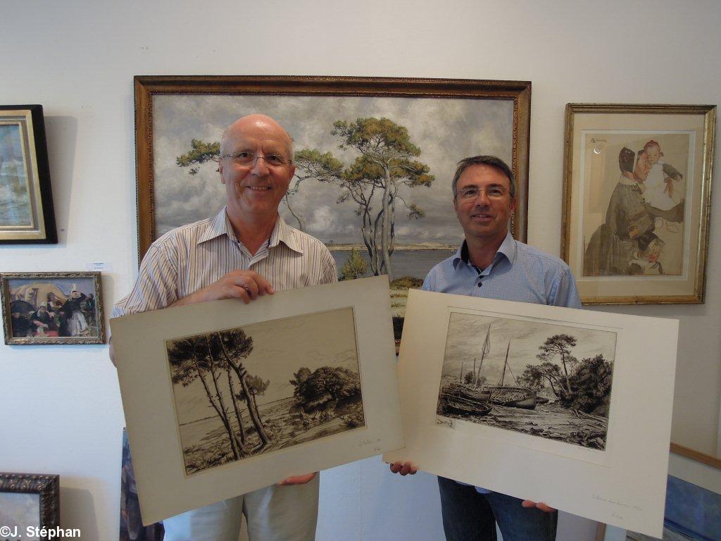 De g. à dr. Bernard Le Floc'h et Stéphane Brugal présentent les gravures d'André Dauchez. 
À g. vue du Pouldon en rivière de Pont-l'Abbé - à dr. cimetière de bateaux.