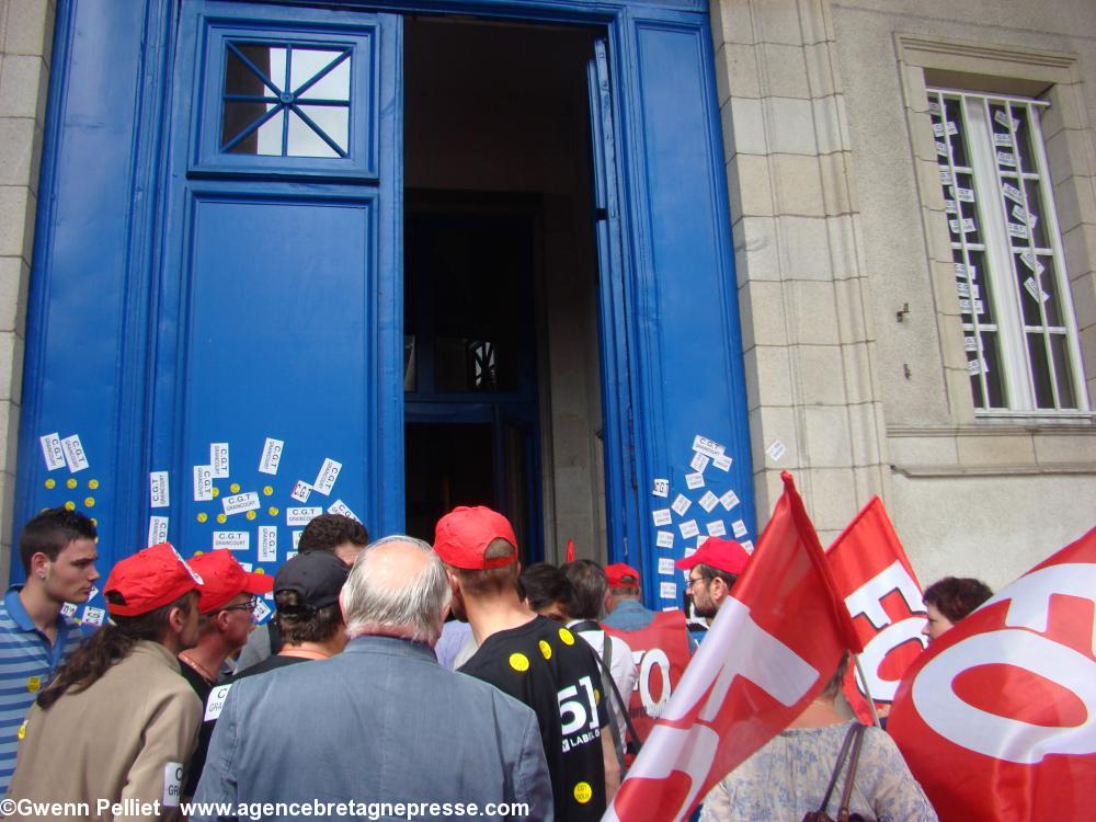 Le public rentre dans le Tribunal