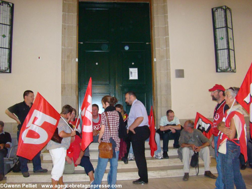 Les salariés attendent devant la porte 
où se déroule l'audience