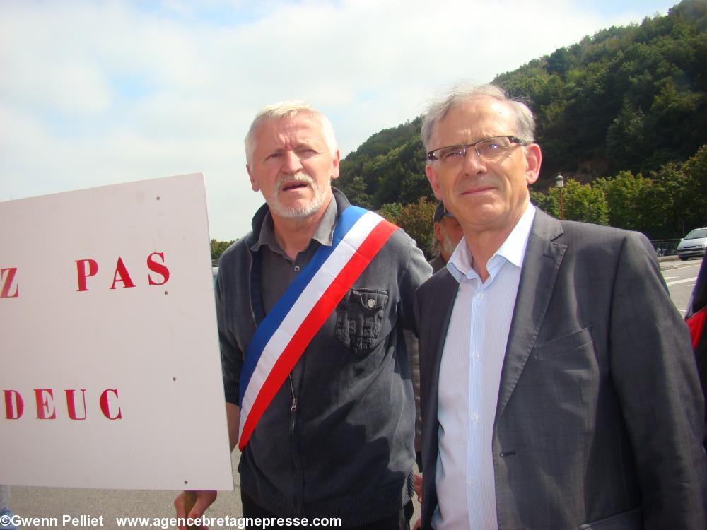 Le Maire de Pleucadeuc (en costume  et 
son adjoint  en écharpe tricolore)