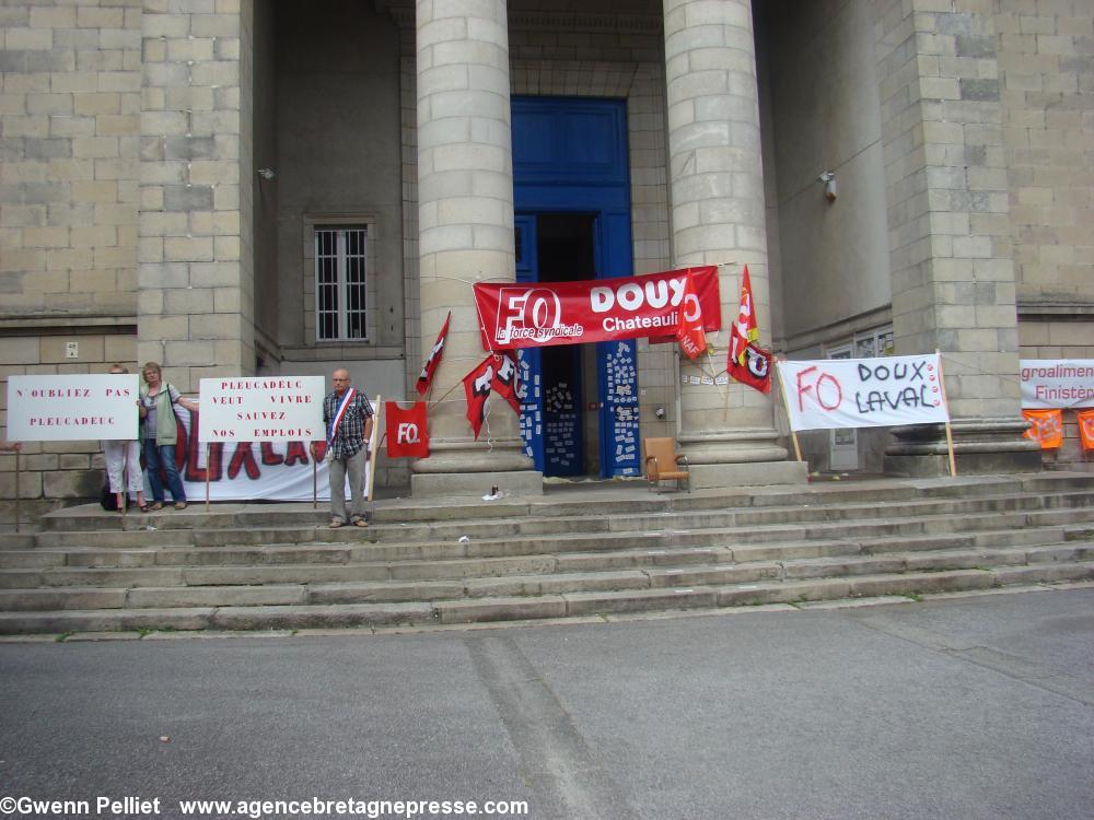 Salariés et banderoles devant le 
Tribunal