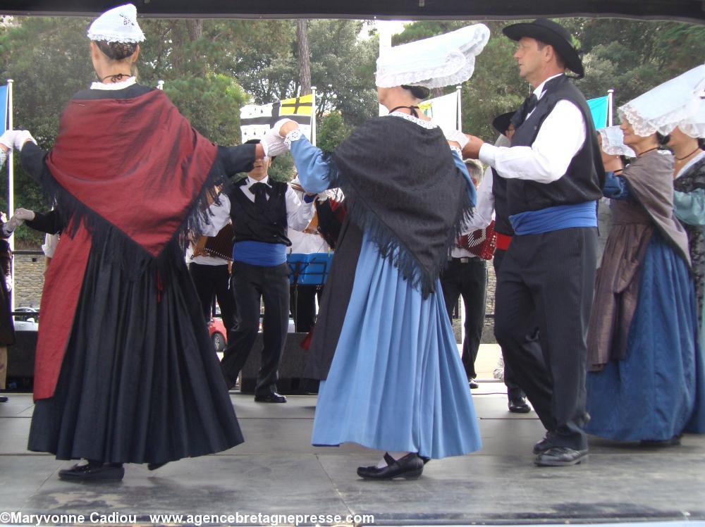 Le Quadrille de Pornic ouvre la fête bretonne de la Saint Gilles à Pornic 2012.