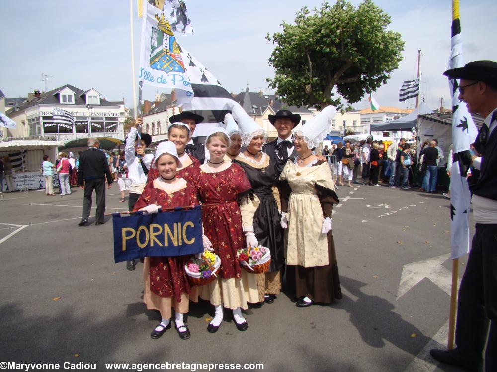 Coiffes de Pornic grandes et petites et chapeau breton. La grand mère de la demoiselle pourrait faire une petite bannière “Pornizh” pour l’année prochaine. Fête bretonne de la Saint Gilles à Pornic 2012.  