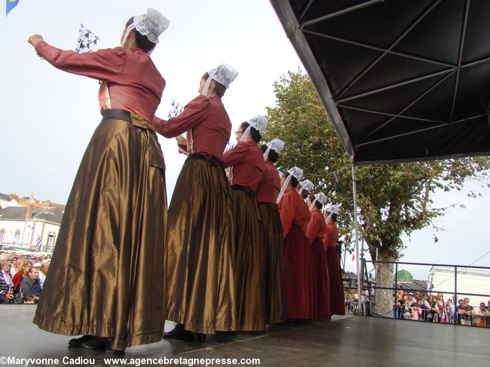 Le cercle de Landerneau. Fête bretonne de la Saint Gilles à Pornic 2012.