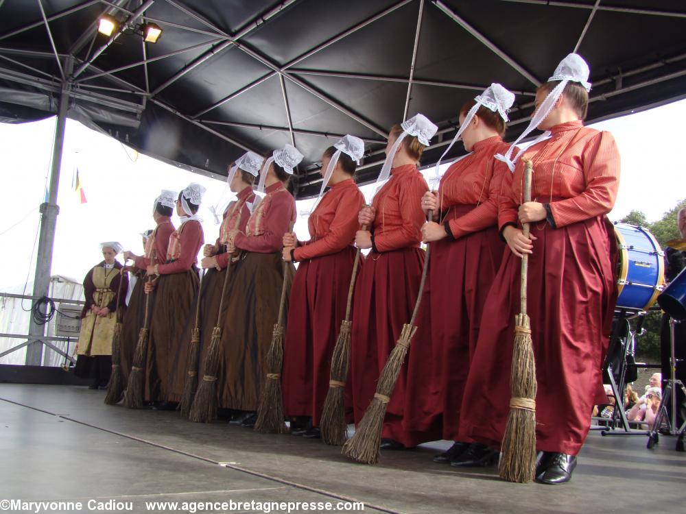 Le cercle de Landerneau dans une chorégraphie. Fête bretonne de la Saint Gilles à Pornic 2012.