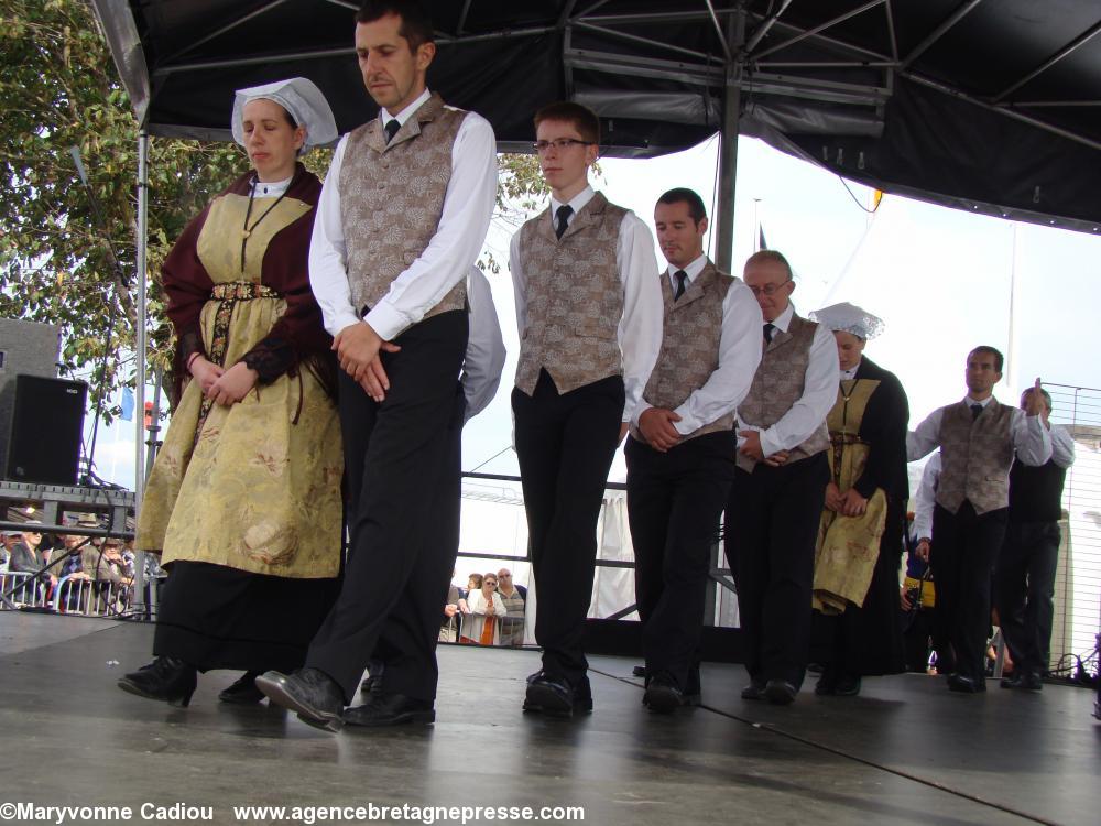 Le cercle de Landerneau dans une chorégraphie. Fête bretonne de la Saint Gilles à Pornic 2012.