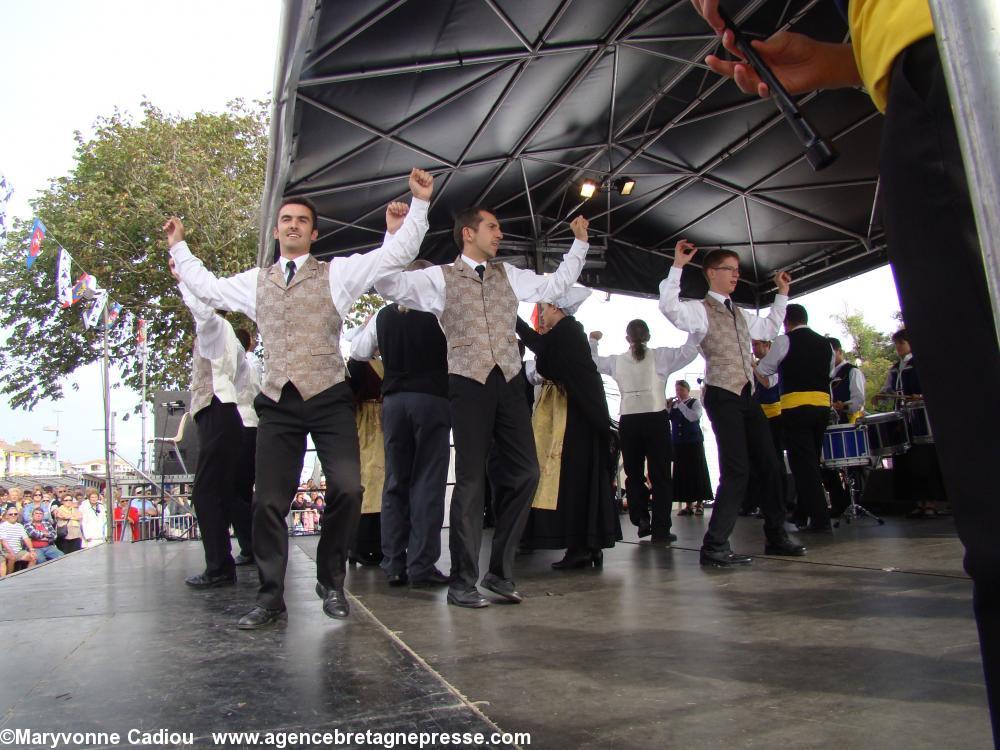 Le cercle de Landerneau dans une chorégraphie très vivante. Fête bretonne de la Saint Gilles à Pornic 2012.