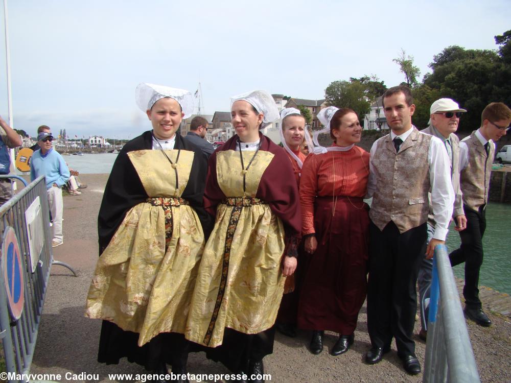 Le cercle de Landerneau pose pour les costumes et les coiffes. Fête bretonne de la Saint Gilles à Pornic 2012.