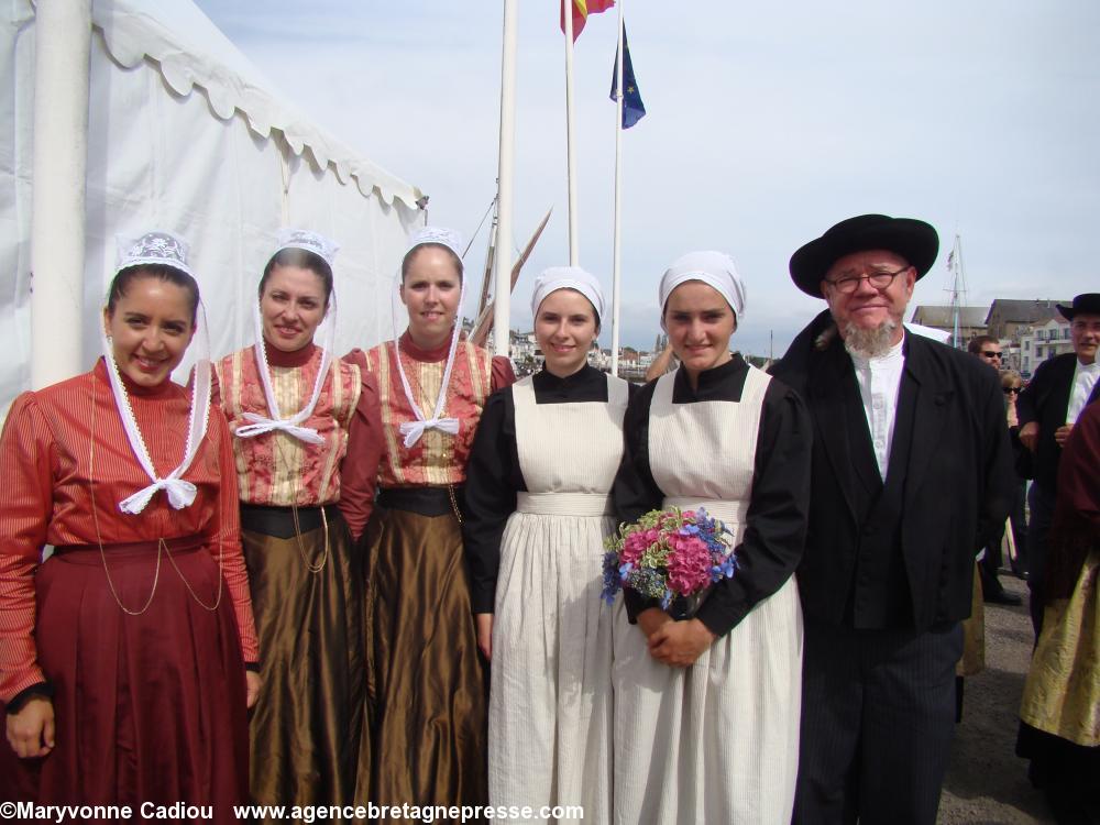 Le cercle de Landerneau pose pour les costumes et les coiffes. Fête bretonne de la Saint Gilles à Pornic 2012.