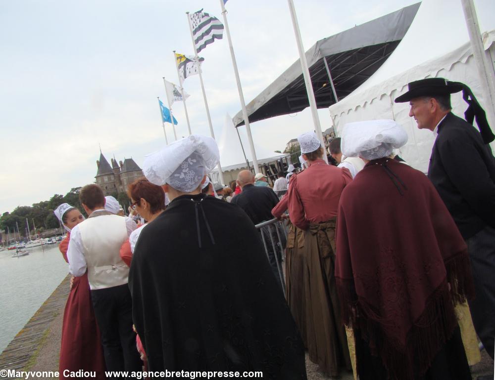 Le cercle de Landerneau. Le costume de cérémonie comporte un châle. Fête bretonne de la Saint Gilles à Pornic 2012.