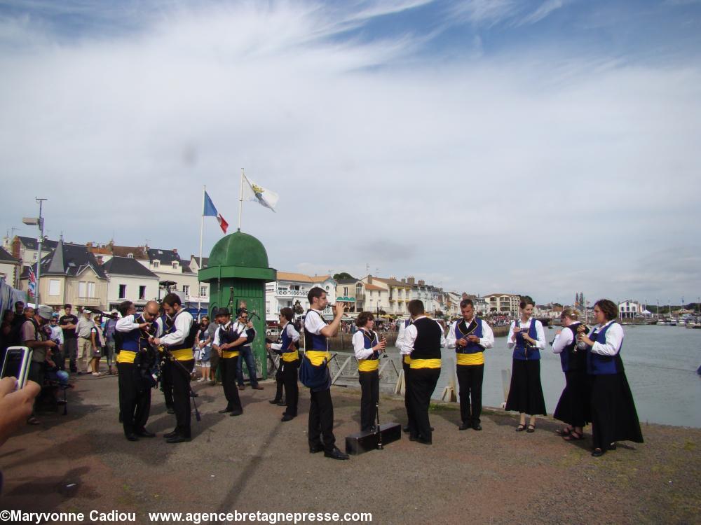 Derrière les stands le bagad de Landerneau s’accorde. Au fond le bassin du port de pêche. Fête bretonne de la Saint Gilles à Pornic 2012.