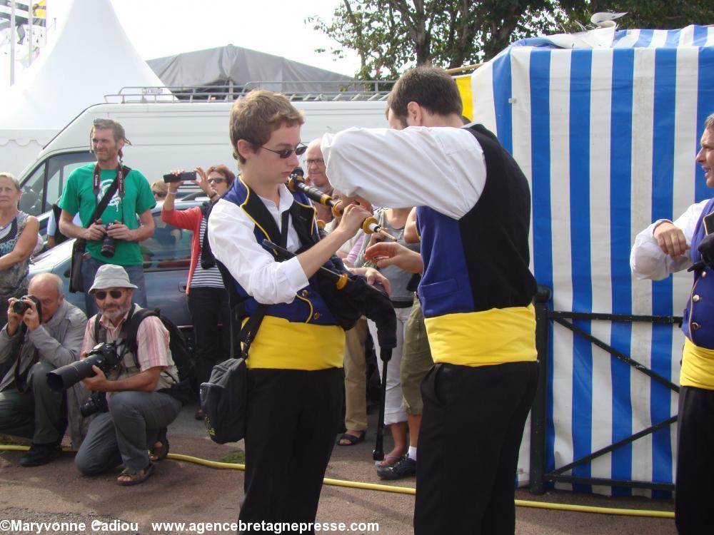 Derrière les stands le bagad de Landerneau finit ses réglages. Fête bretonne de la Saint Gilles à Pornic 2012.