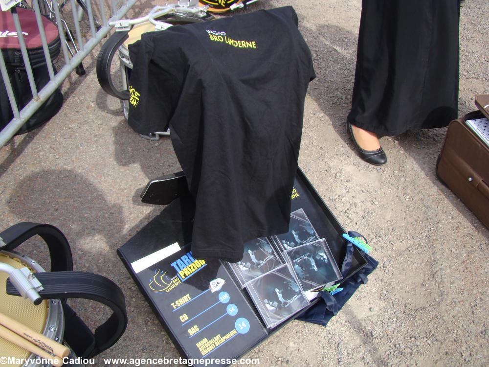 Disques et t-shirts du bagad seront proposés au public. Fête bretonne de la Saint Gilles à Pornic 2012.