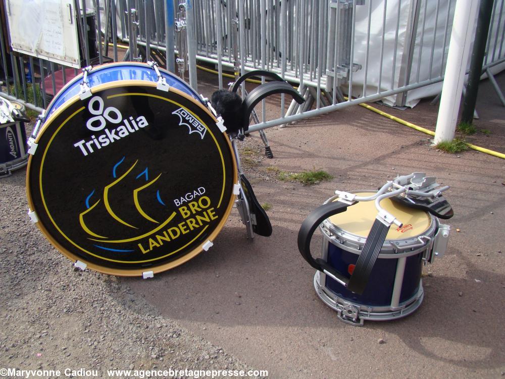 Bagad de Landerneau une partie de la batterie aux armes de “Triskalia”. Fête bretonne de la Saint Gilles à Pornic 2012.