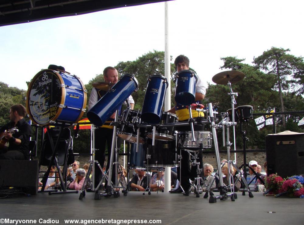 Bagad de Landerneau. La batterie sur scène. Fête bretonne de la Saint Gilles à Pornic 2012.