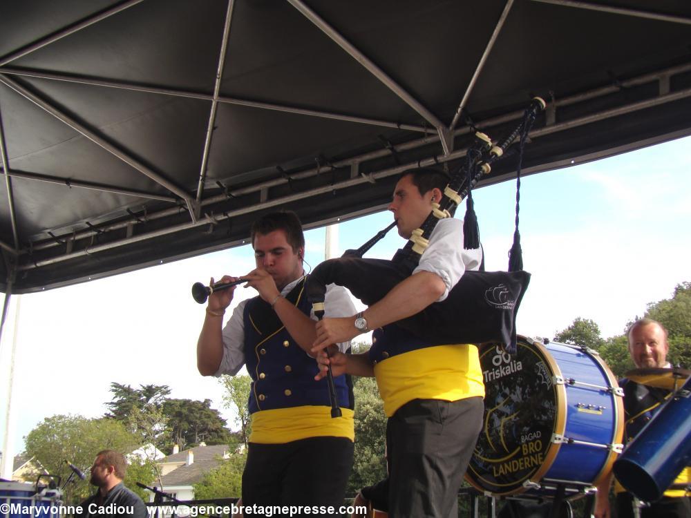 Bagad de Landerneau. En sonneurs de couple : Tristan Jezequel à la bombarde et Kevin Lesage à la cornemuse. Fête bretonne de la Saint Gilles à Pornic 2012.