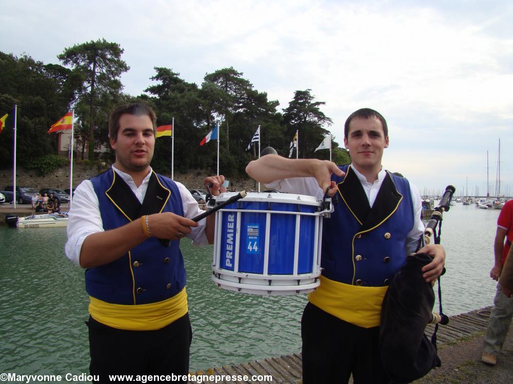 Tristan Jezequel et Kevin Lesage sont fiers et heureux de montrer l’autocollant plaque de voitures 44 Breizh sur la caisse claire. Fête bretonne de la Saint Gilles à Pornic 2012.