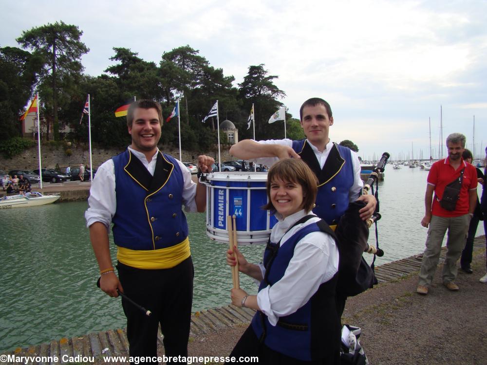 Cynthia vient poser avec eux auprès de SA caisse claire ! Fête bretonne de la Saint Gilles à Pornic 2012.