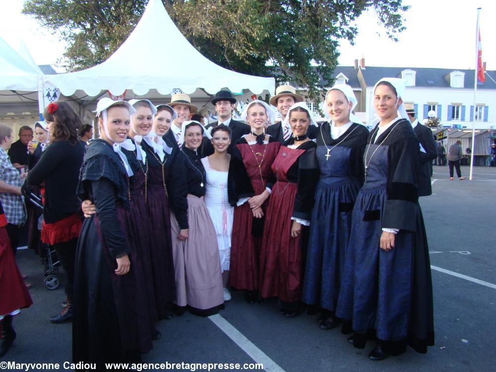 Erreur de photo. Voir à la fin n° 53. Le cercle de Vannes. La jeune fille de droite a retiré exceptionnellement sa coiffe en public pour montrer le bonnet qui est en dessous. Fête bretonne de la Saint Gilles à Pornic 2012.