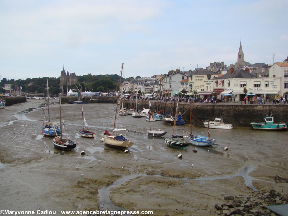 La fête se tient sur le Môle. Vue du port de pêche à marée basse à 13 h. Au fond le château. Fête bretonne de la Saint Gilles à Pornic 2012.