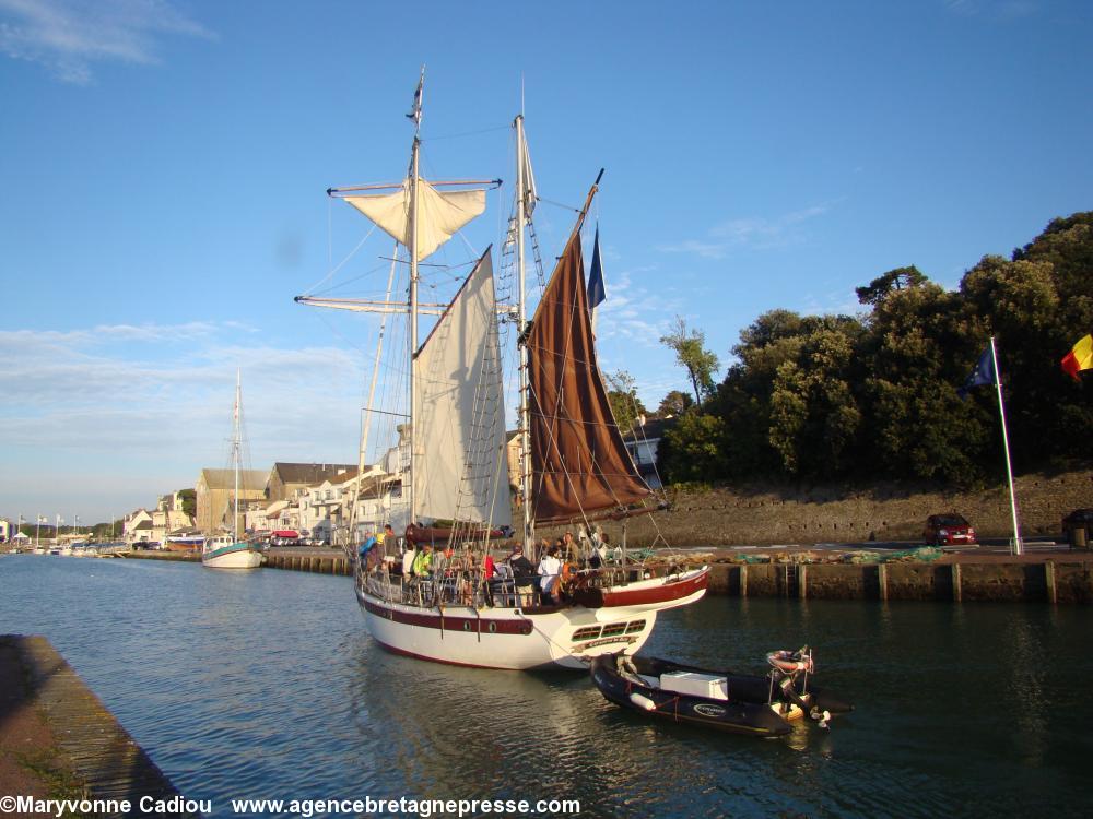 Le “Corsaire de Retz” bateau de promenade et mini croisières aux environs rentre à 20 h. Fête bretonne de la Saint Gilles à Pornic 2012.