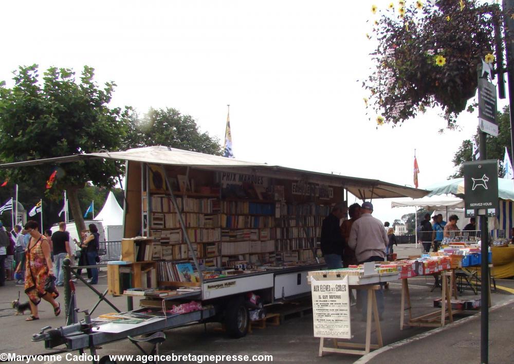 Les stands maintenant. Dès l’entrée l’affiche (apposée dans les écoles au XIXe mais dont l’authenticité est contestée) accueille les visiteurs. Fête bretonne de la Saint Gilles à Pornic 2012.