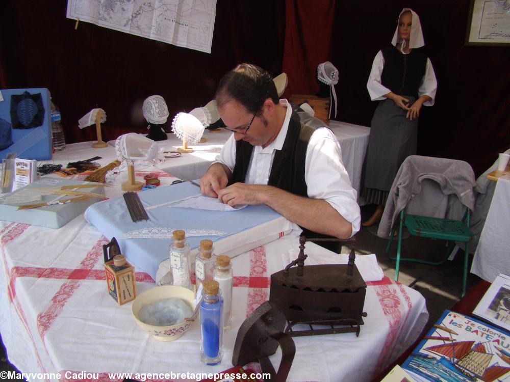 Au stand du musée du Pays de Retz ce monsieur fabrique une coiffe. Fête bretonne de la Saint Gilles à Pornic 2012.