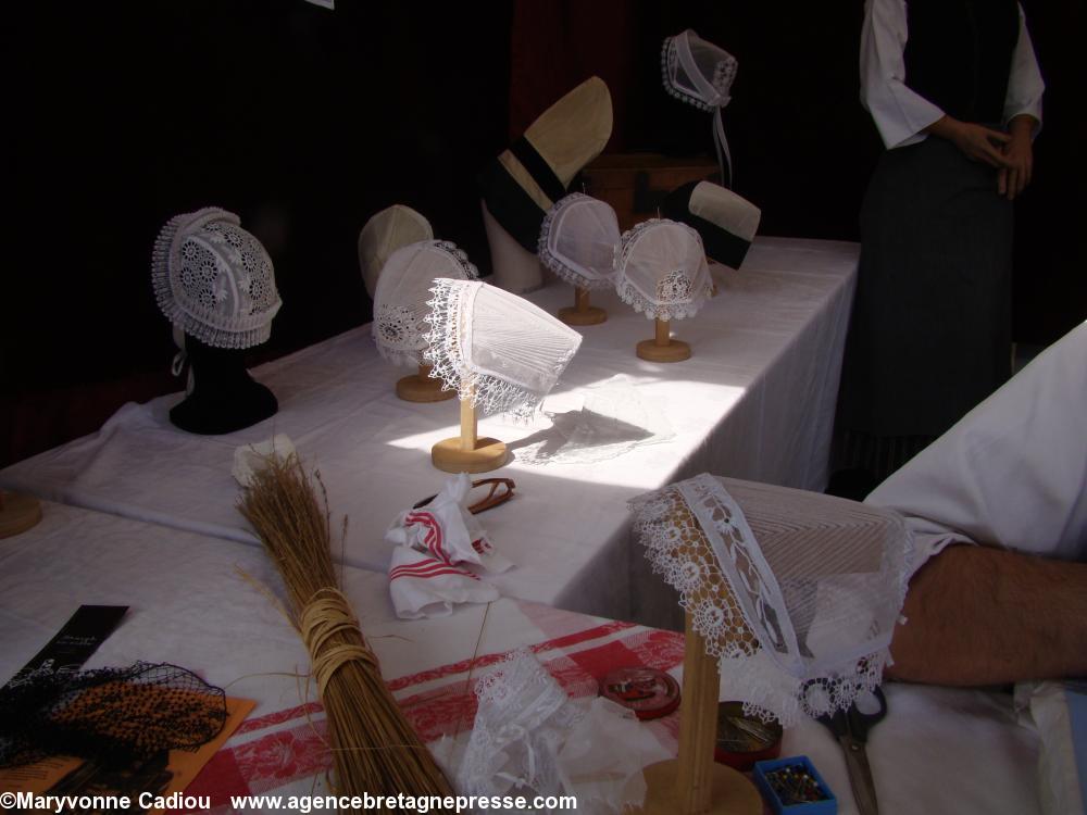 Au stand du musée du Pays de Retz exposition de quelques coiffes. Fête bretonne de la Saint Gilles à Pornic 2012.