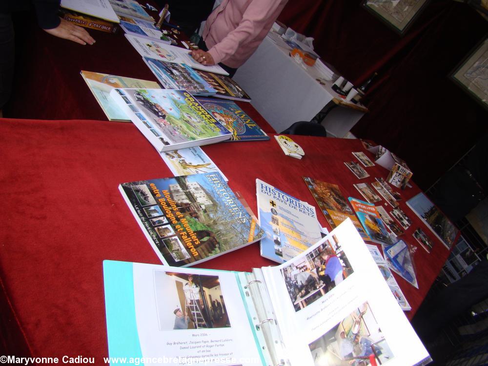 Au stand du musée du Pays de Retz des livres des brochures. Fête bretonne de la Saint Gilles à Pornic 2012.