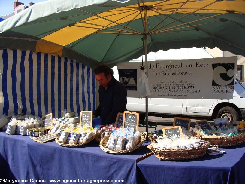 Stand des Salines de Bourgneuf. Site www.sel-de-Bourgneuf.eu à explorer. Fête bretonne de la Saint Gilles à Pornic 2012.