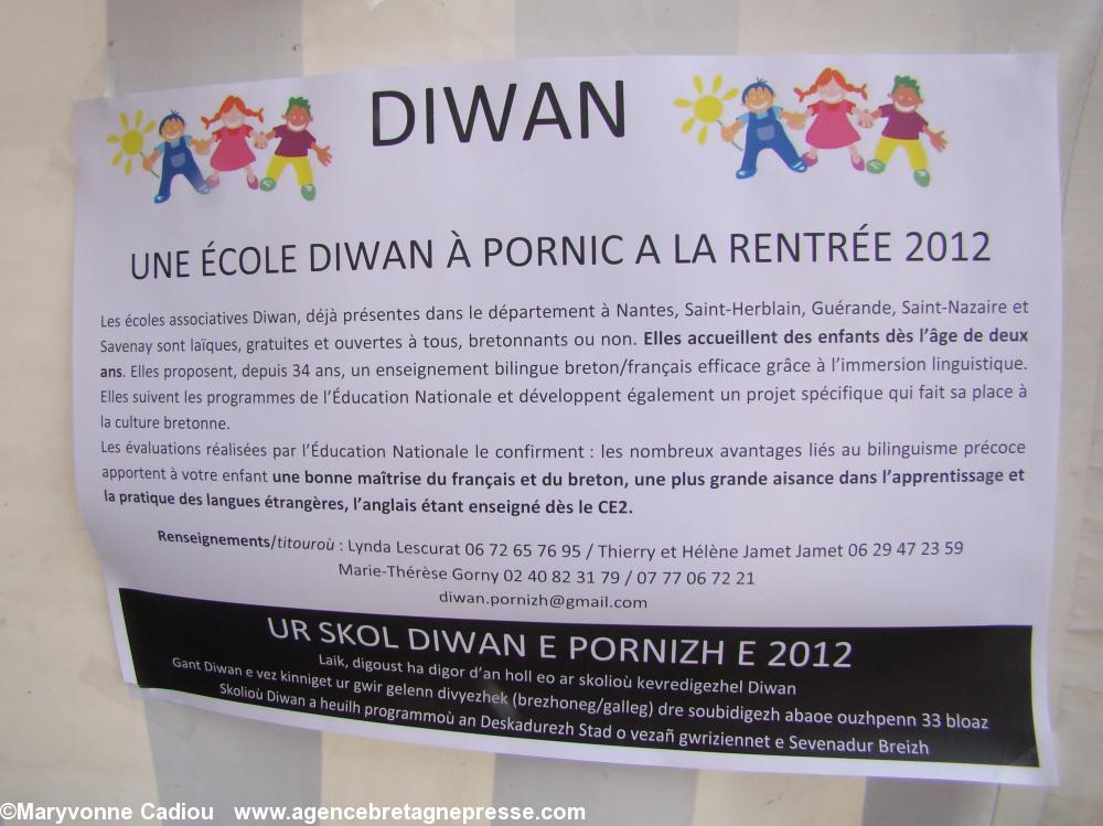 Ur skol Diwan e Pornizh e 2012. Une école Diwan à Pornic en 2012. Affiche sur le stand. Fête bretonne de la Saint Gilles à Pornic 2012.