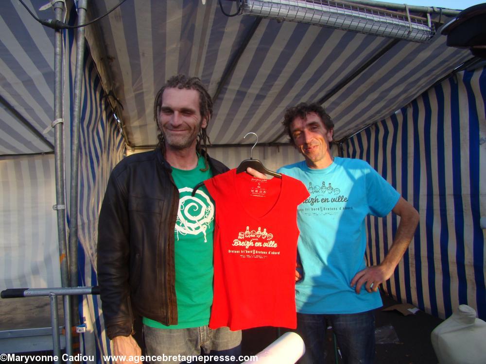 Le Stand de Breizh en ville remballe. Il est 20 h. Olivier Terrien (à g.) et Alain Le Meau rentrent à Brest. Site http://breizhenville.com/index.html à explorer. Fête bretonne de la Saint Gilles à Pornic 2012.