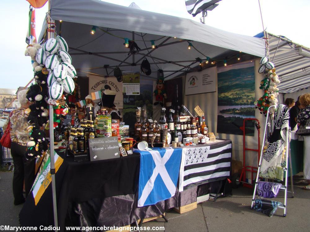 Stand de produits bretons artisanaux et importés de pays celtiques. Fête bretonne de la Saint Gilles à Pornic 2012.