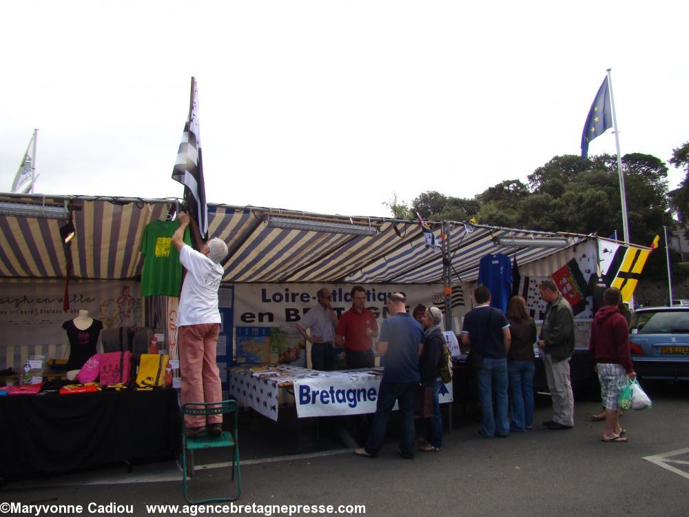 Le stand de Bretagne Réunie et une partie du stand Breizh en Ville. Fête bretonne de la Saint Gilles à Pornic 2012.